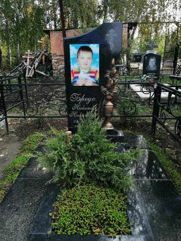 Статуя марии шмидт в астрахани. Братская могила астрахань. Трусовское кладбище астрахань. Памятники на могилы астрахань. Братская могила астрахань.