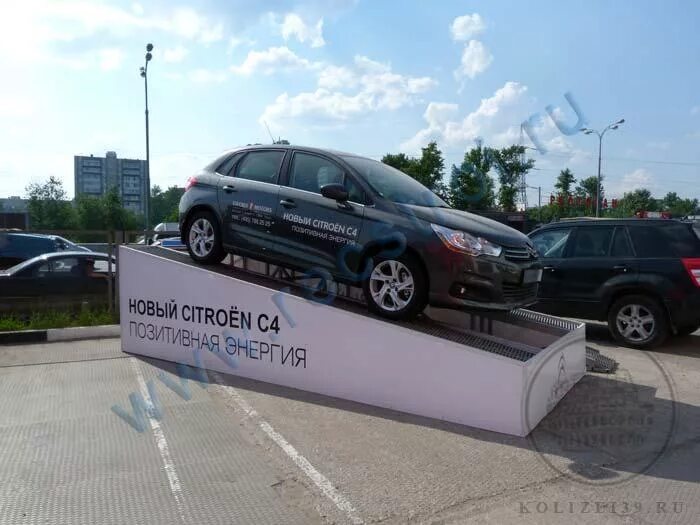 Выставочный подиум для авто. Подиум для экспонирования автомобиля. Пьедестал для машины. Подиум для автомобиля. Подиум для автомобиля.