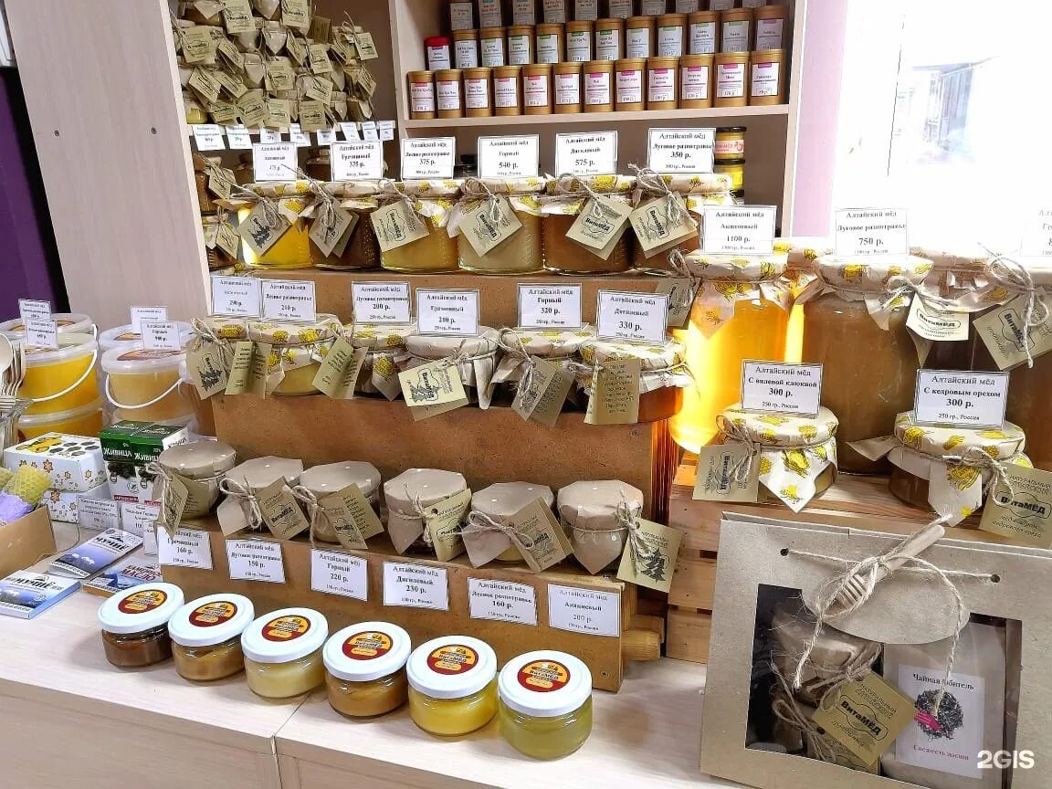 стеллаж для меда. выкладка меда в магазине.