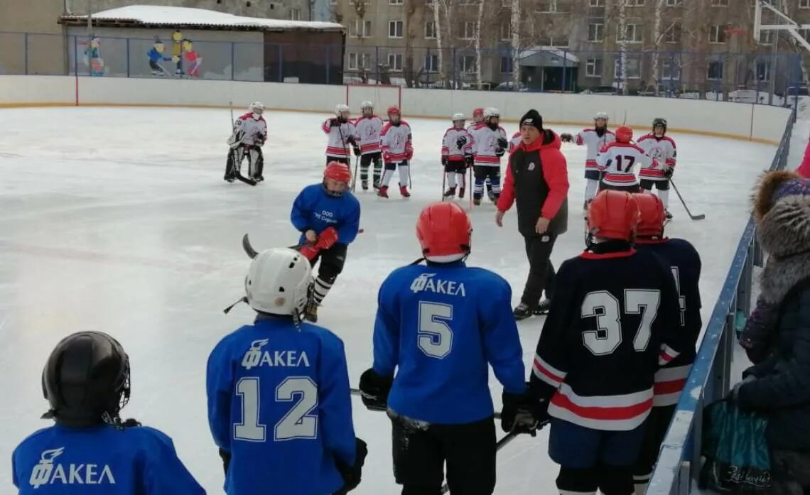 Барнаул на 2 дня. Первый хоккейный матч. хоккей барнаул. хоккей город. команда хоккей 14 лет любительская команда в белом на улице.