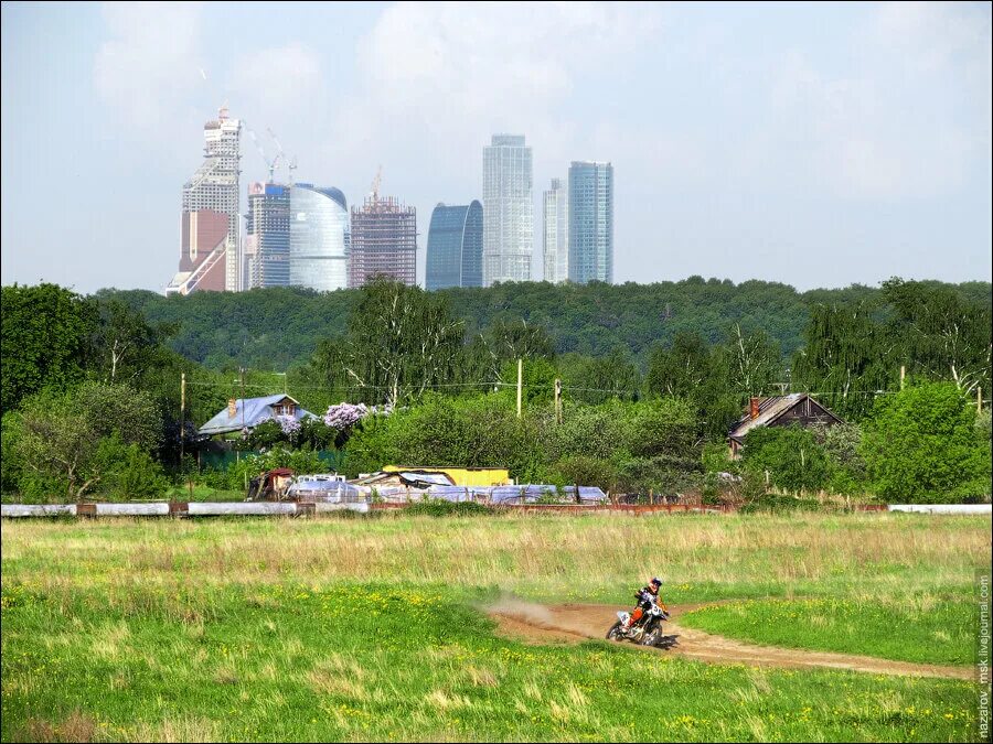 Деревня Терехово в Москве. Деревня Терехово Москва Сити. Мневниковская Пойма деревня Терехово. Москва деревня Терехово на фоне Москва-Сити. Почему город лучше деревни