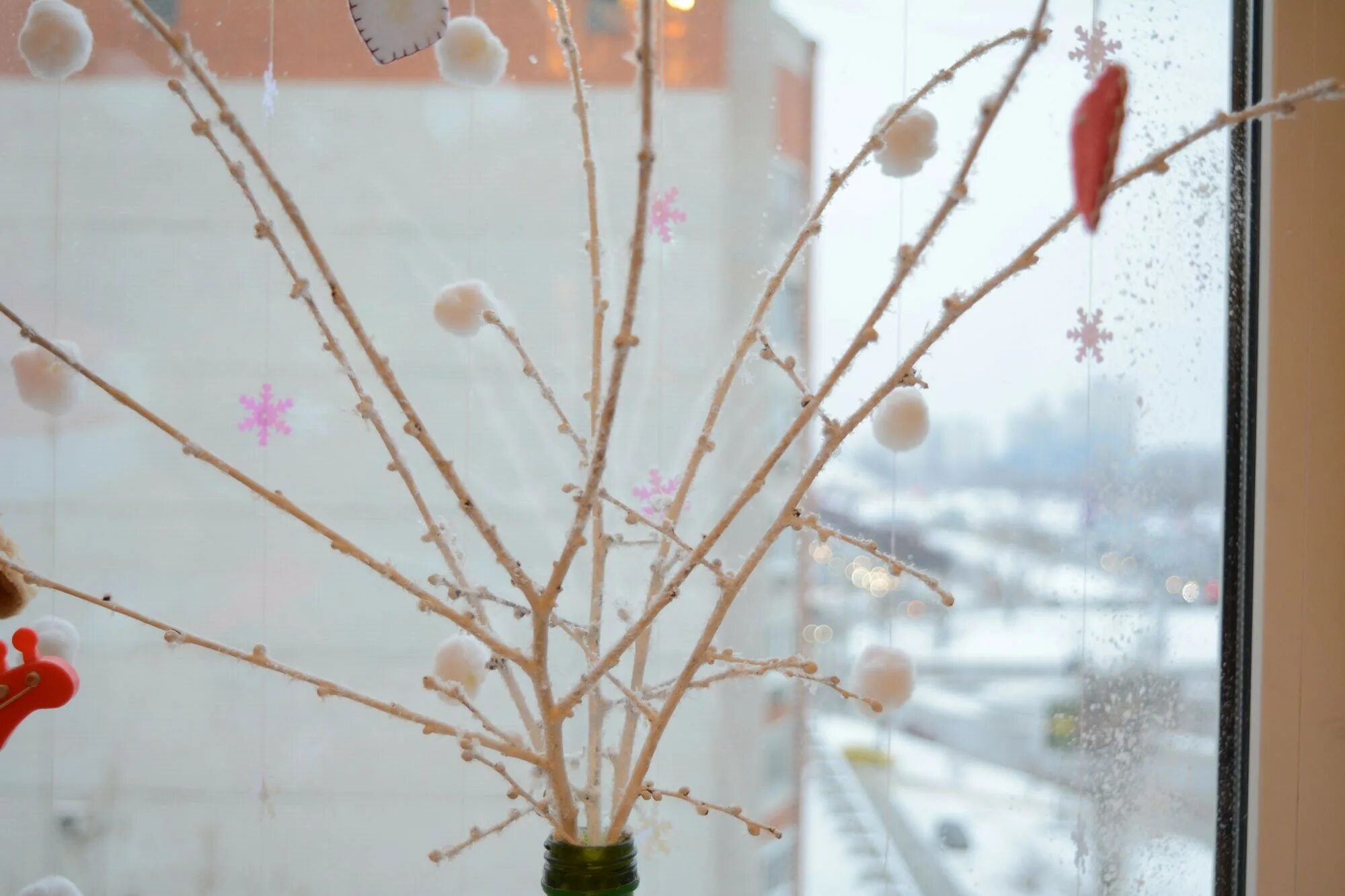 снежные ветки декор. как сделать иней на ветках своими руками. веточка в инее поделка. ветка псевдотсуги в инее. как сделать иней на ветках своими руками.