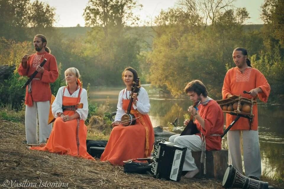 Слушать песни про русь. Музыкальный фольклор. Русский музыкальный фольклор. Этнические русские. Славянские группы музыкальные.