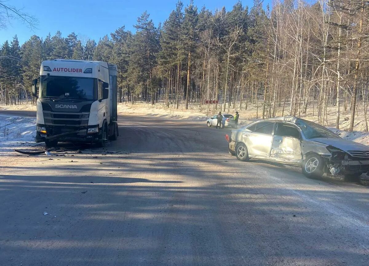 ДТП на трассе в Бурятии с большегрузом. ДТП В Бурятии Федеральная трасса. ДТП на трассе Байкал 7.09.2010. 28 декабря 2021 года