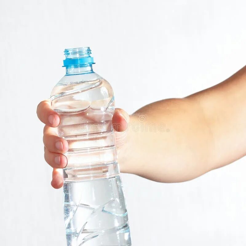 Рука держит бутылку воды. Пластиковая бутылка для воды в руках. Люди с боклашками воды в руках. Бутылка воды в руке