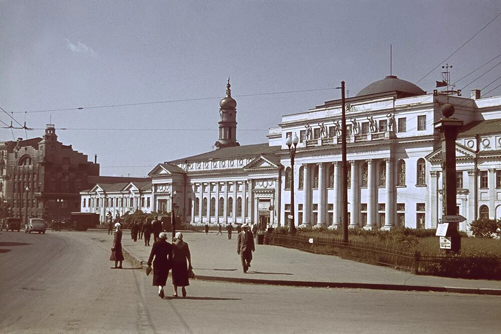 Численность харькова до войны. Дворянское собрание (Харьков). Дом дворянского собрания Харьков. Здание дворянского собрания Харьков. Площадь Тевелева в Харькове.