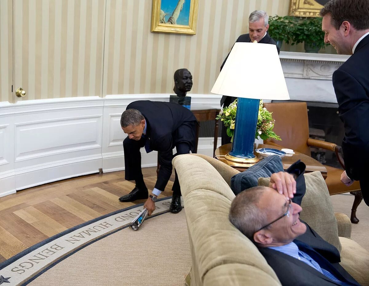 Белый дом обамы. The white house обама. барак обама в овальном кабинете. обама в овальном кабинете ноги. дом барака обамы.