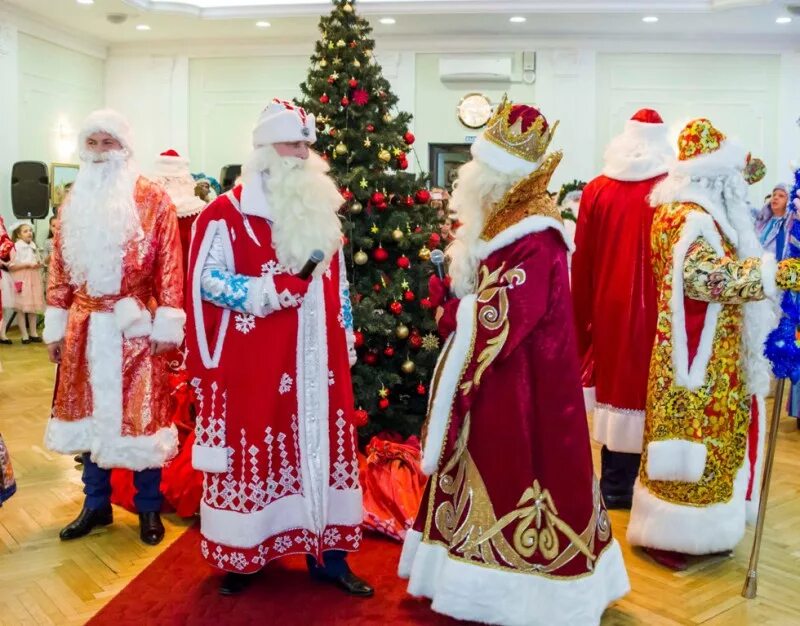 Дед в кремле. Дед мороз и снегурочка кремлевская елка. кремлевский дед мороз. дед мороз в кремле. костюм деда мороза на кремлевской елке.
