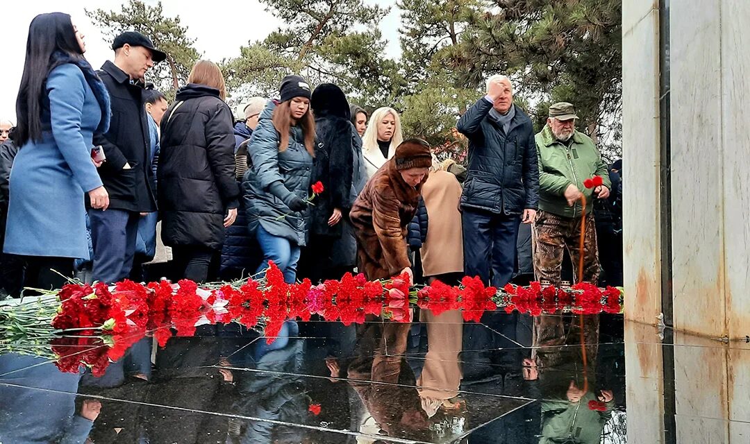 Возложение цветов. Памяти жертв терроризма. 11 апреля 2001 год теракт