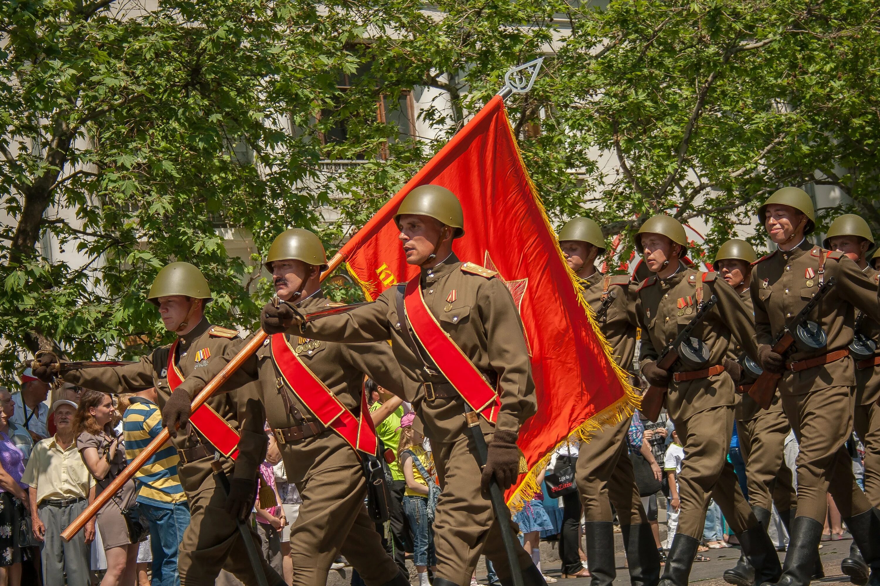 Полностью мая. Празднование 9 мая. день победы парад. празднование дня победы. парад в честь 9 мая.