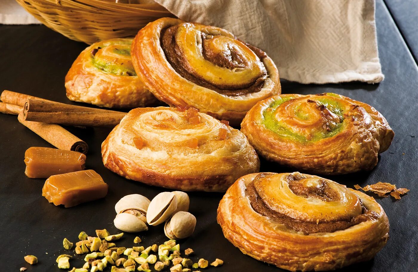 булочка улитка с изюмом 80г. булочки с изюмом. выпечка улитка с корицей. булочки айнбак. булочка с корицей.