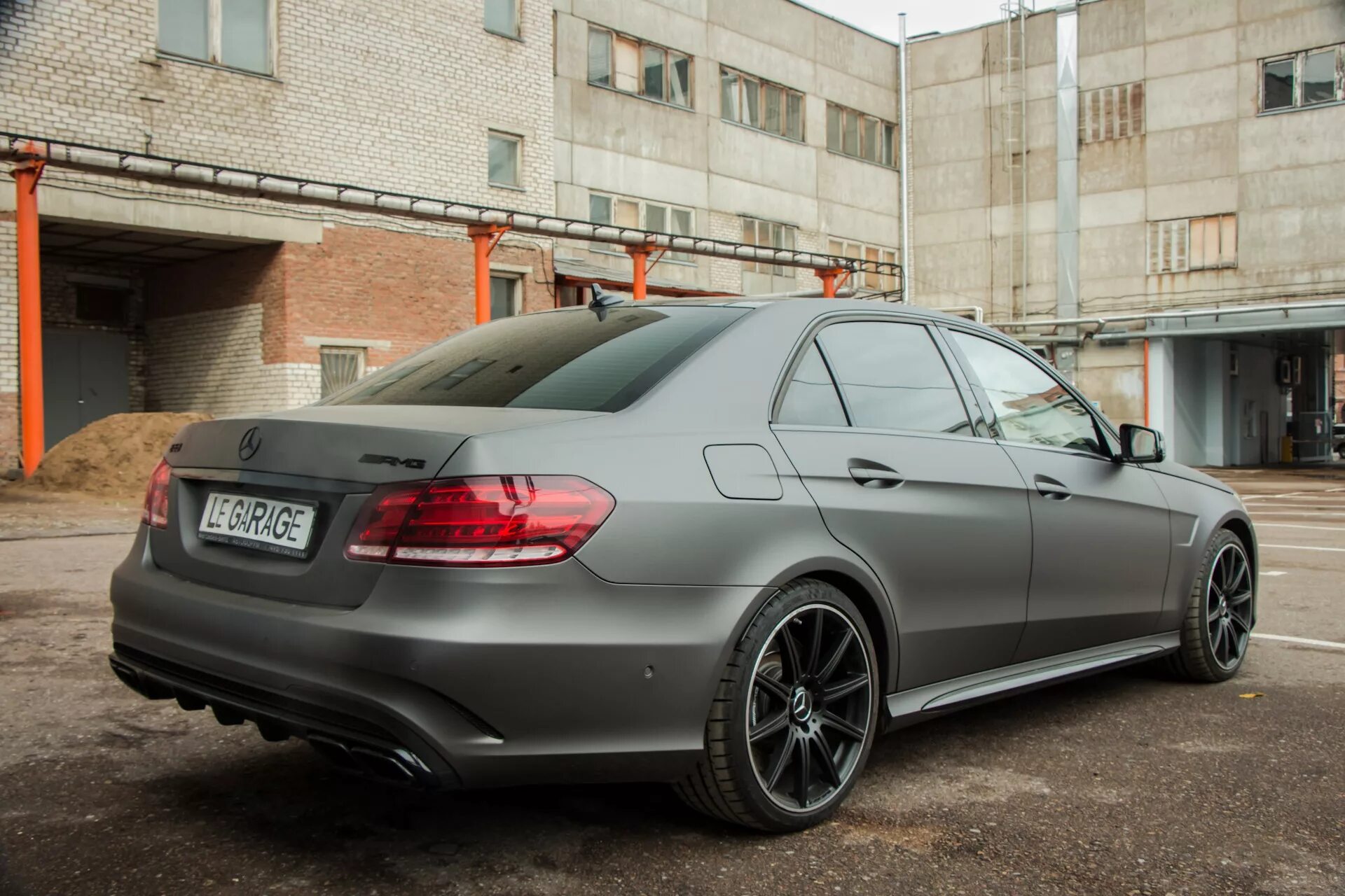 Мерседес е63 АМГ 212. Mercedes e63 AMG w212 Grey. Е63 w212. Мерседес Бенц е63 АМГ 212 бункер. Купить е 212