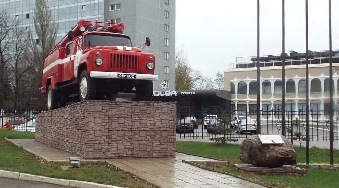 Памятник пожарному автомобилю