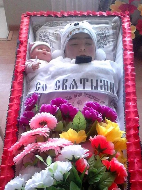 Память умерших детей. Детские гробы для новорожденных. Маленький гроб для младенца.
