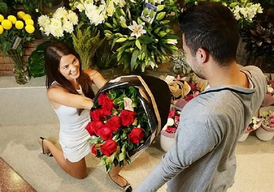 Парень дарит цветы. Женщине дарят цветы. Парень дарит букет девушке. Мужчина дарит цветы женщине.