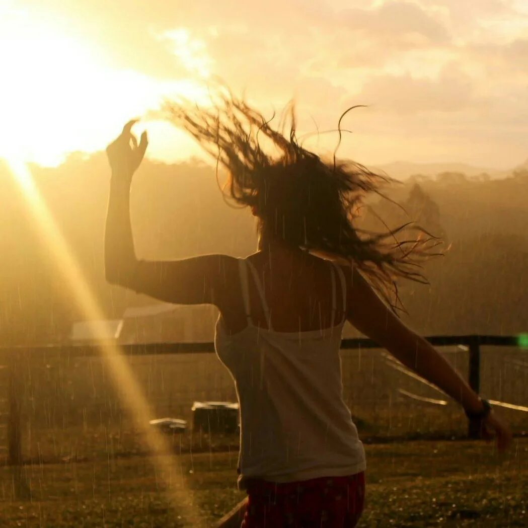 Светлый свет песни слушать. Девушка танцует. Девушка в солнечных лучах. Девушка танцует в лучах солнца. Красивая девушка танцует.