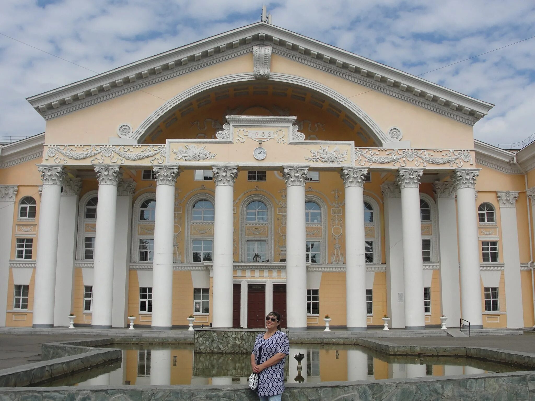 Сайт городского дворца культуры. Городской дворец культуры Бийск. Дворец Химиков Бийск. Фонтан к городского дворца культуры Бийск. ГДК Бийск зал.