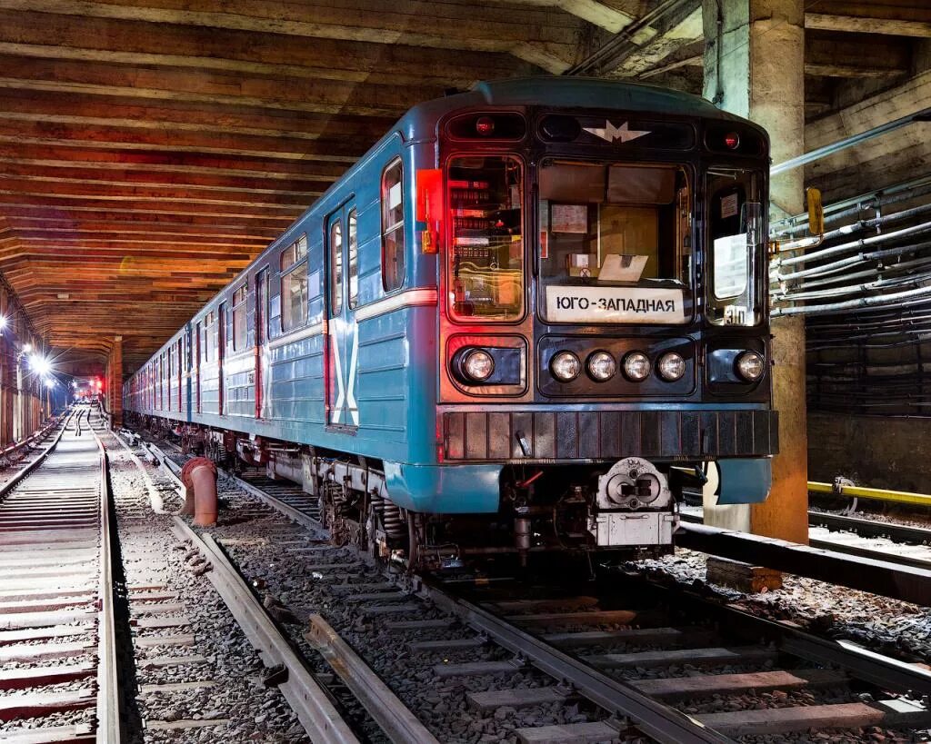 Телефоны вагонами. Вагон поезда. Телефоны вагонами. Вагон метро олег табаков. Железная дорога рельсы перрон.