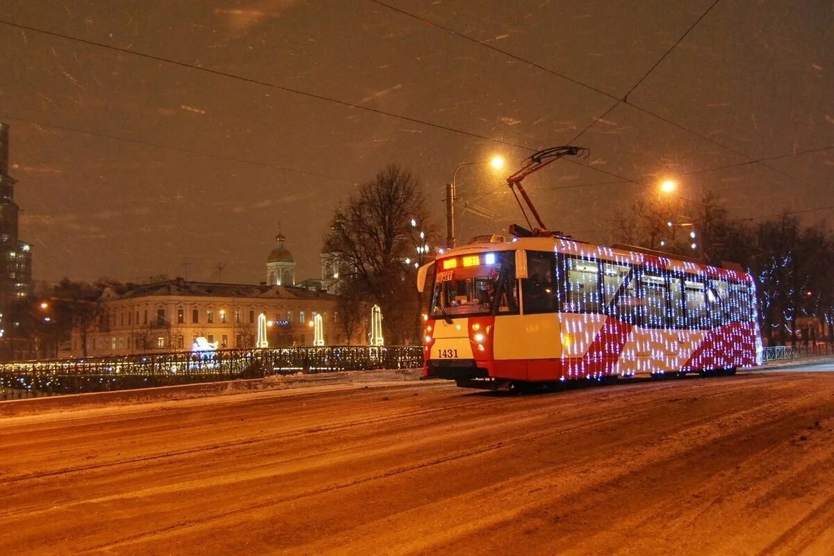 Волшебный трамвай в Санкт-Петербурге. Новогодний трамвай СПБ 2022. Волшебный трамвай СПБ. Рождественский трамвай в Санкт-Петербурге.