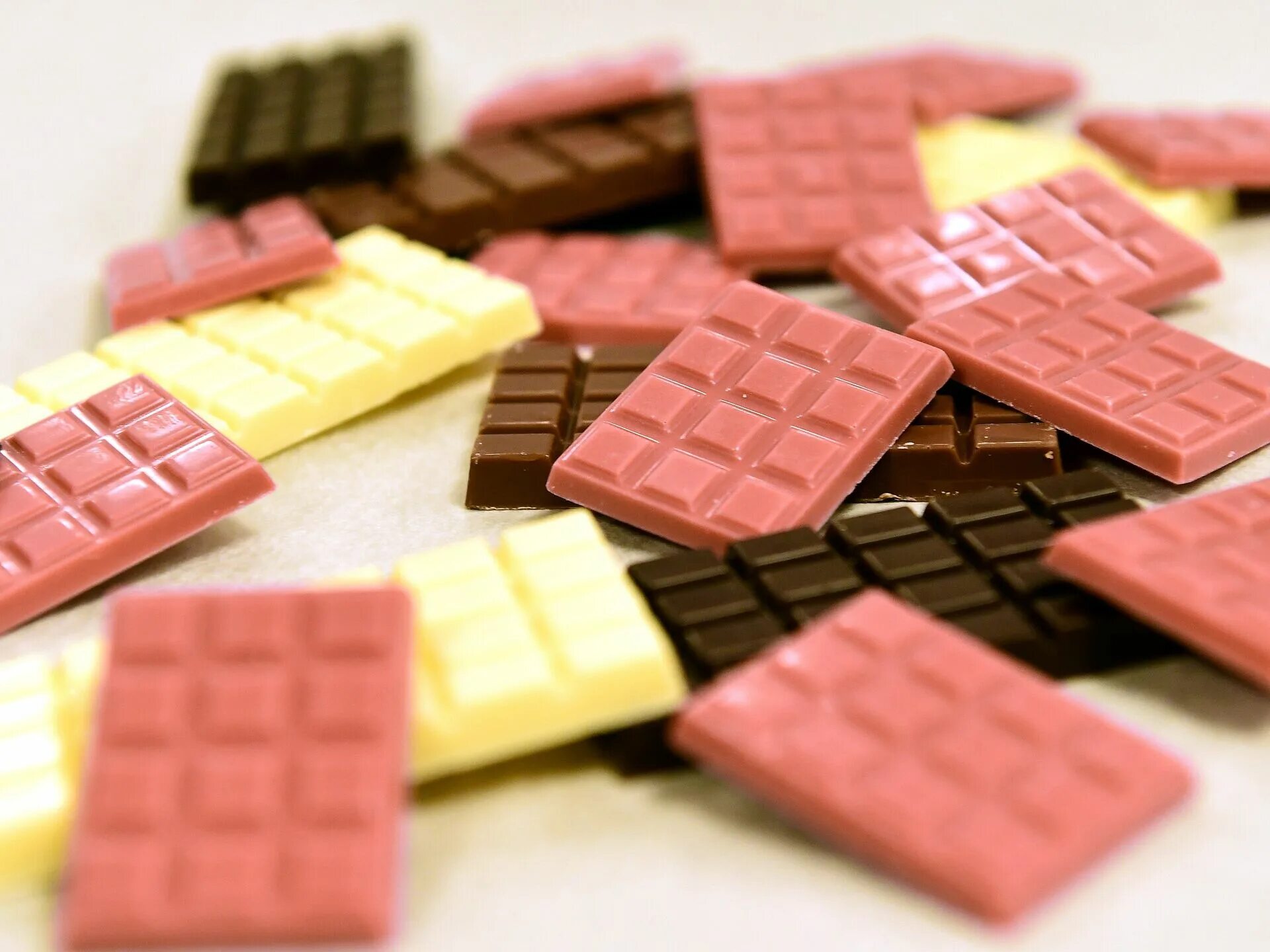 цветной шоколад. разноцветный шоколад. цветные шоколадные конфеты. разноцветная шоколадка. цветной шоколад.