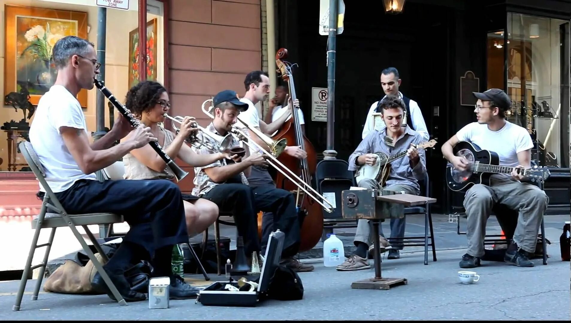 He is in the band. Новый Орлеан джаз. Уличный диксиленд новый Орлеан. Стрит бэнд. Новый Орлеан джаз ретро.