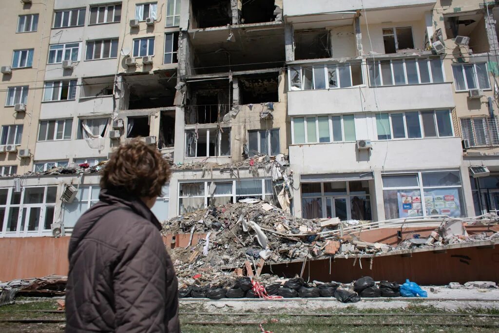 Разрушенный дом в одессе. Разрушенный дом. Пятиэтажки в России. Разрушенные дома в Украине. Разрушения в Одессе 2022.