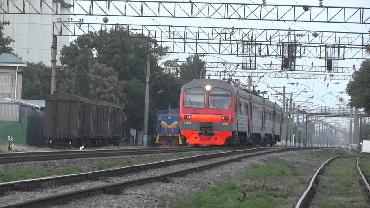 Поезд кавказ фото. Электричка краснодар кавказская. Станция кавказская краснодарский край. Электрички станция кавказская. Жд кавказская станция.
