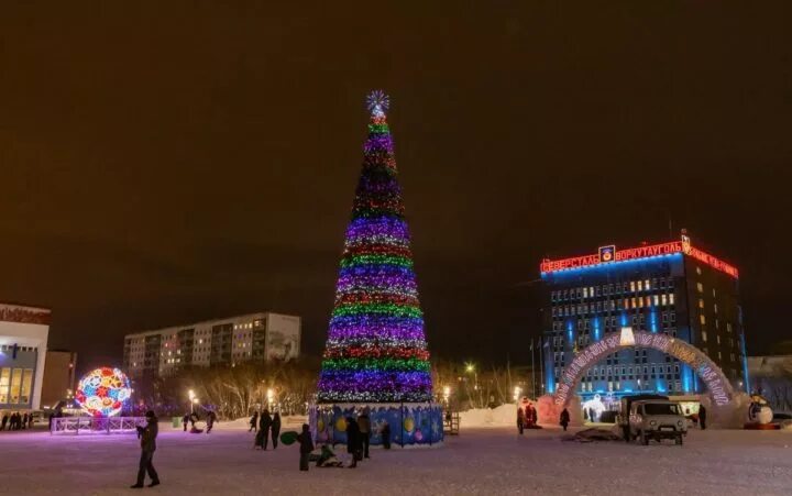 Воркута площадь центральная. Центральная площадь Воркута. Елка в Воркуте 2021. Воркута Центральная площадь 2021. Елка в Воркуте 2022.