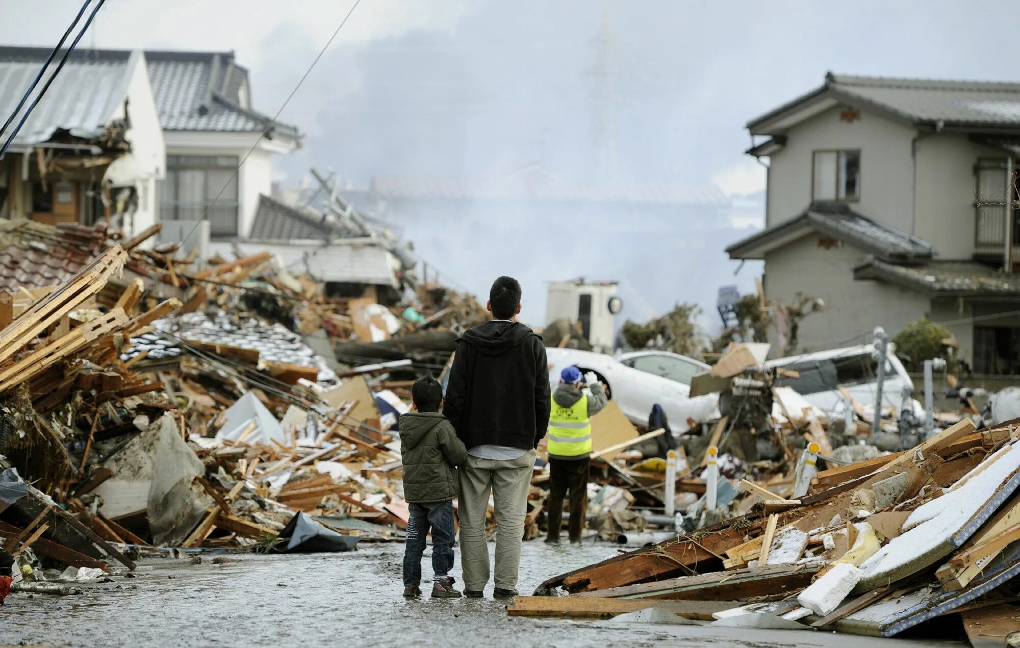 Землетрясение цунами. ЦУНАМИ В Японии в 2011. Землетрясение и ЦУНАМИ В Японии. Стихийные бедствия в Японии ЦУНАМИ. Великое землетрясение Восточной Японии 2011.