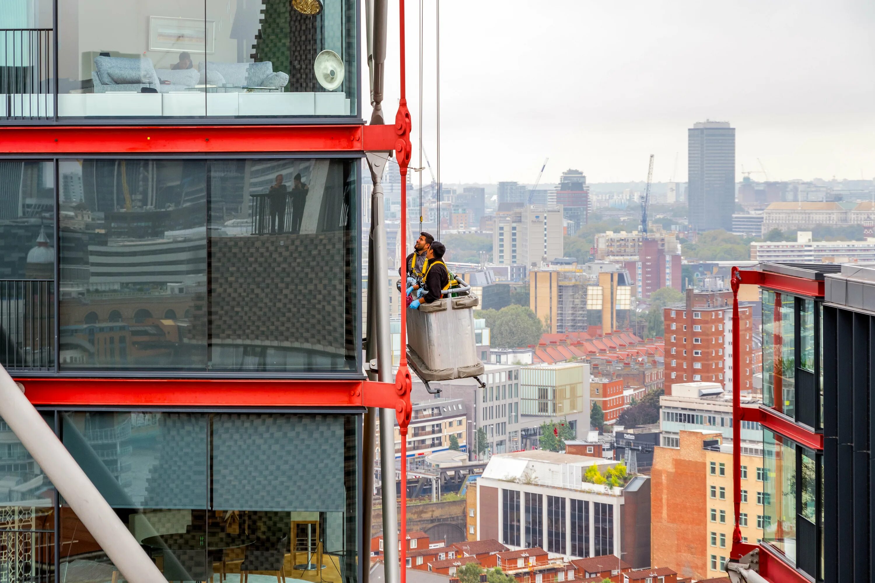 Мойщик окон не включается. Мойщики современных окон в высотках. A Window Cleaner on High-Rise buildings. Неравномерный подъем зданий. Красивые подъемы в здания.