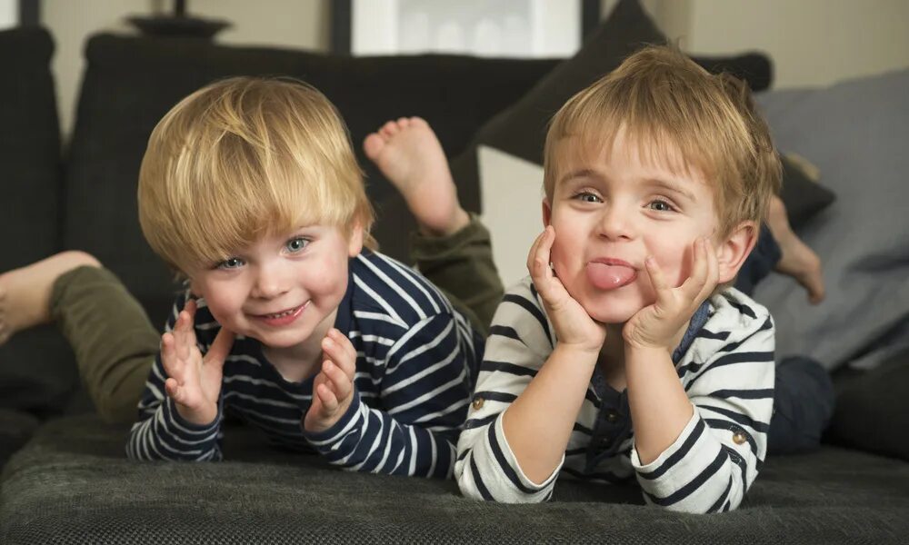 Трехлетки. At Play фото детей. Мальчик и девочка начинала. 2 Boys playing at Home. Почему мальчик вдруг