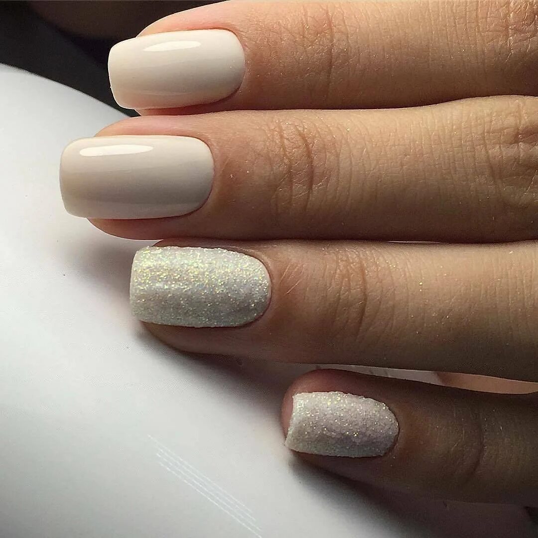 Ногти светлые. Маникюр молочный с дизайном квадратных. Белый молочный маникюр. Белый молочный маникюр. Молочный маникюр на короткие квадратные.