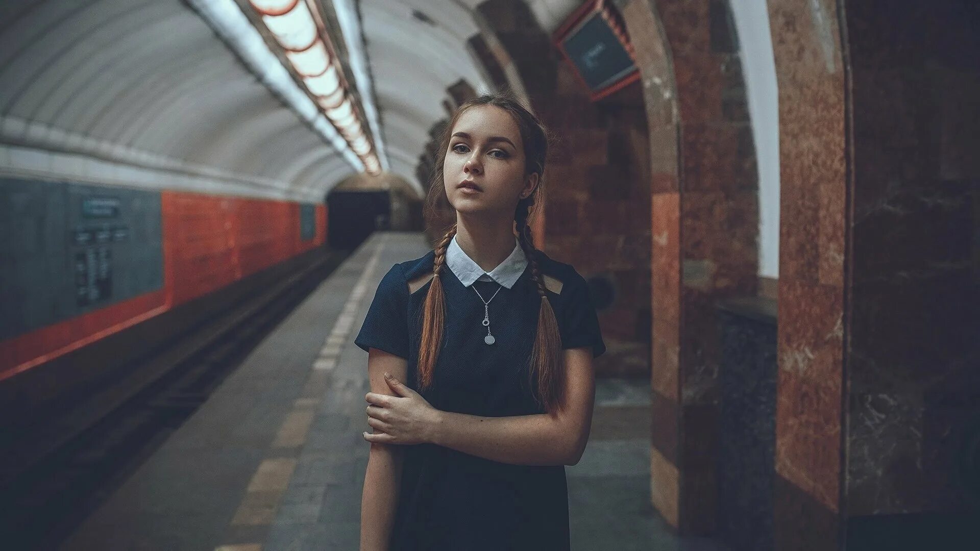 Стиль метрополитен. Девушки в метро. Фотосессия в метро. Красивая фотосессия в метро. Фотосессия в метрополитене.