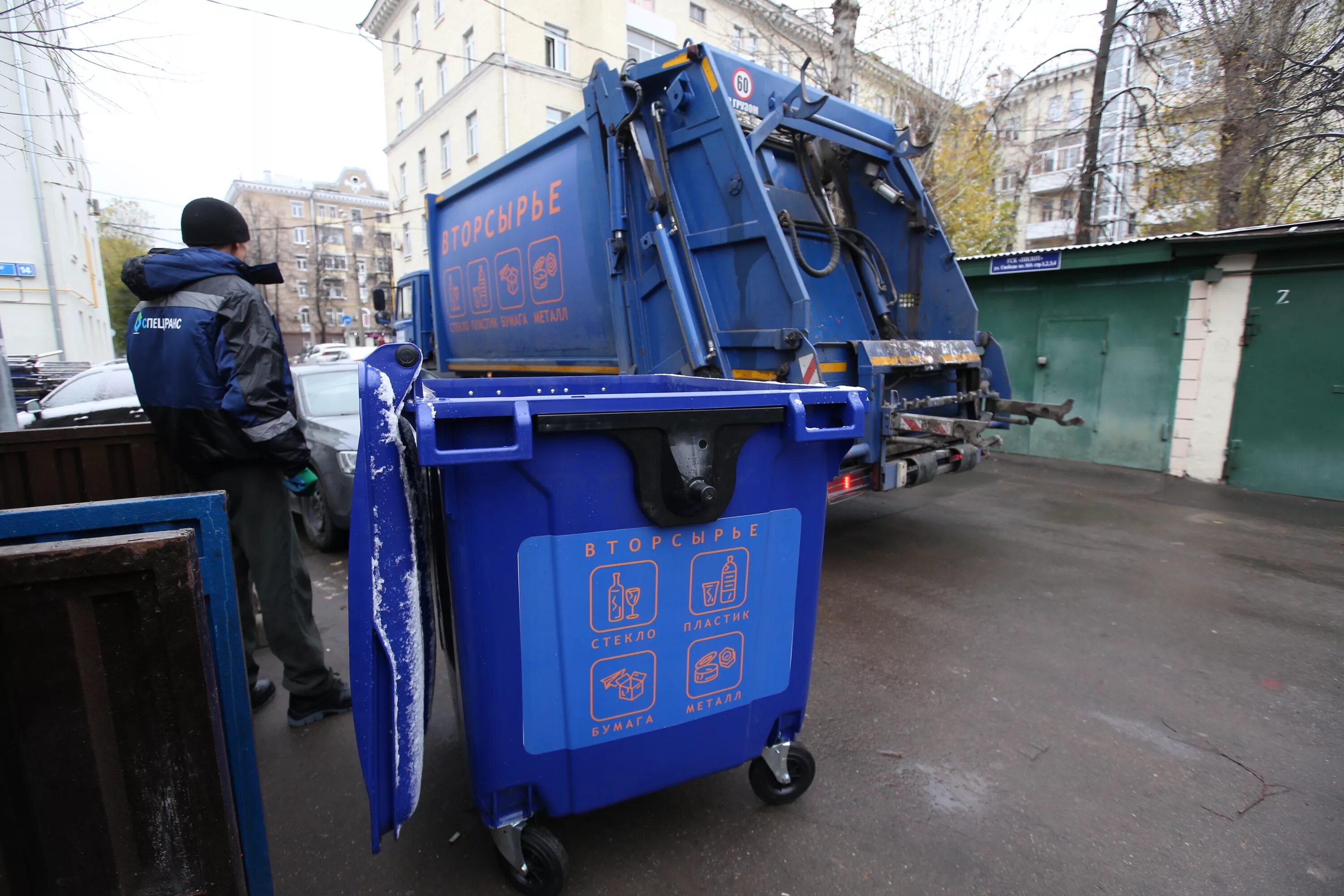 Сбор отходов москва. Контейнер для вторсырья. Контейнер для смешанных отходов.