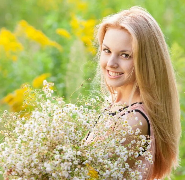 Что такое целомудрие в девушке. Славянские девушки. Скромная женщина. Красивая девушка в платке. Женское целомудрие.