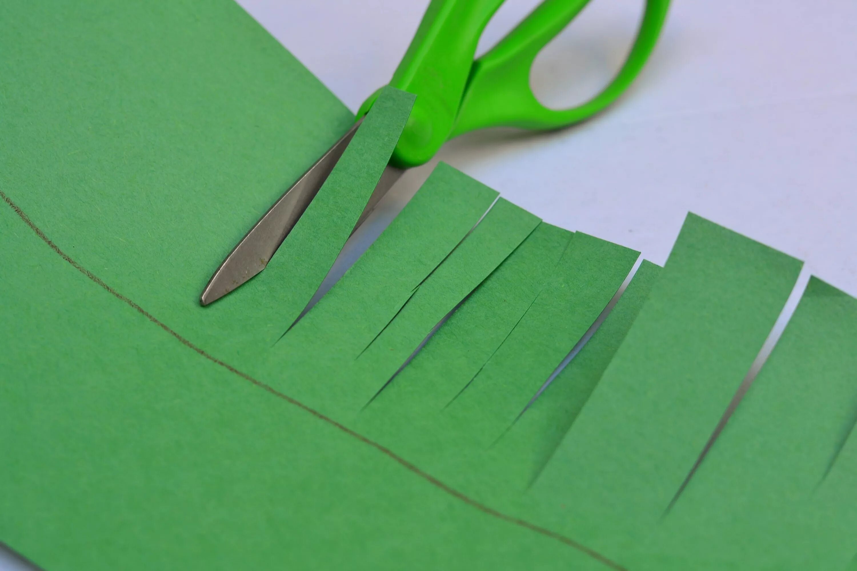 Головоломки из палочек от мороженого. Поделка расческа из картона. Поделки из цветных карандашей своими руками. Разрезание бумаги ножницами. Как разрезать поделки.