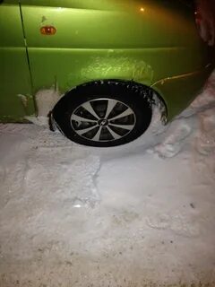 Заехал на бордюр