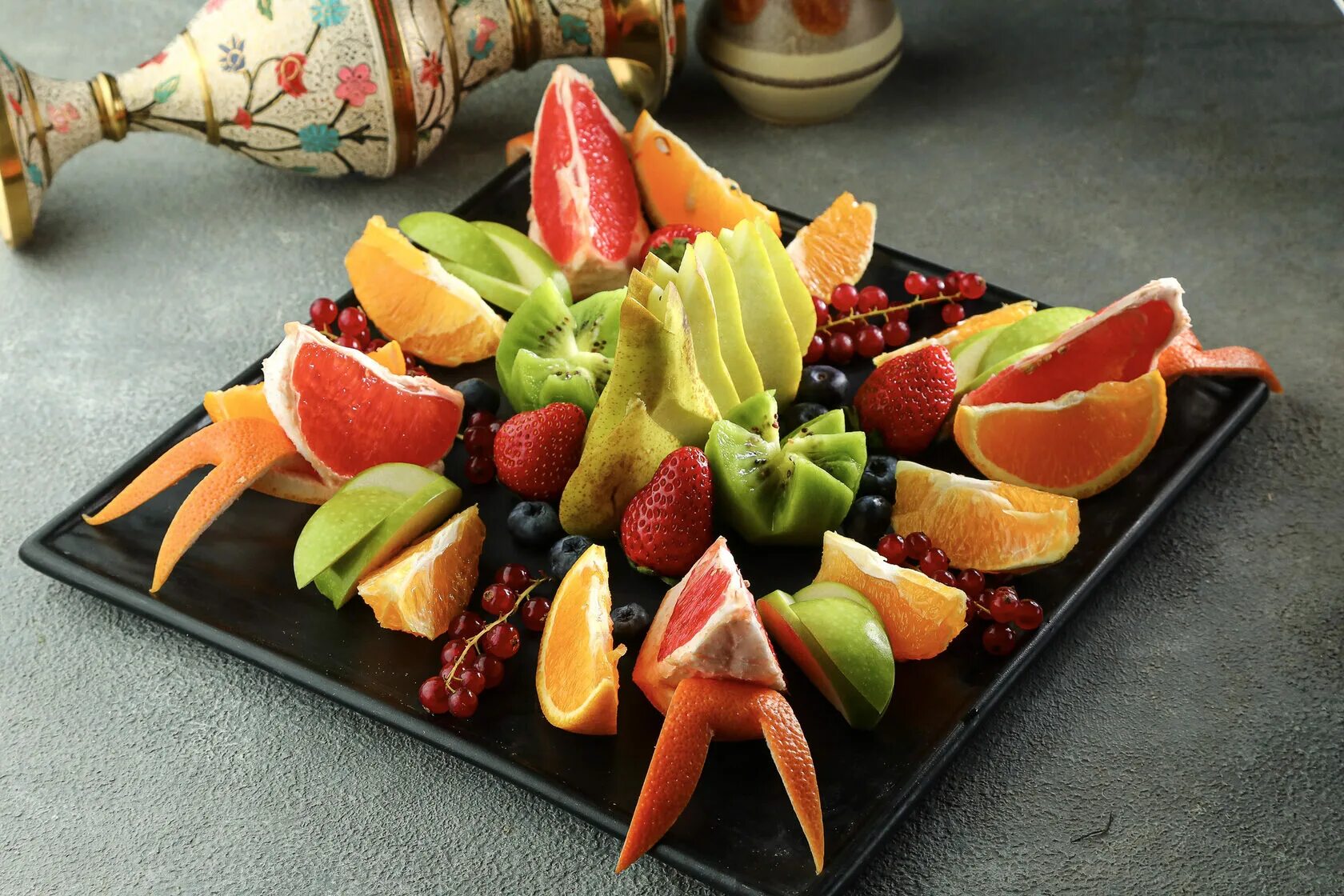 фруктовая тарелка. фруктовая тарелка. фруктовая тарелкатарелка. фруктовая тарелка в ресторане. фруктовый ресторан.