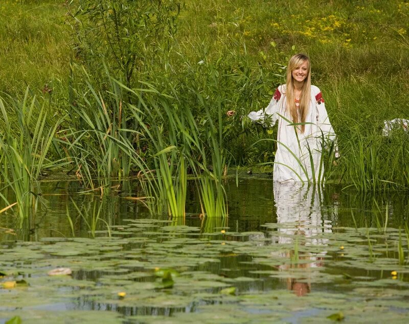 Русская женщины купается. Дамы на речке. Женщины купаются в пруду. Русские женщины на пруду. Девушка купается в пруду.