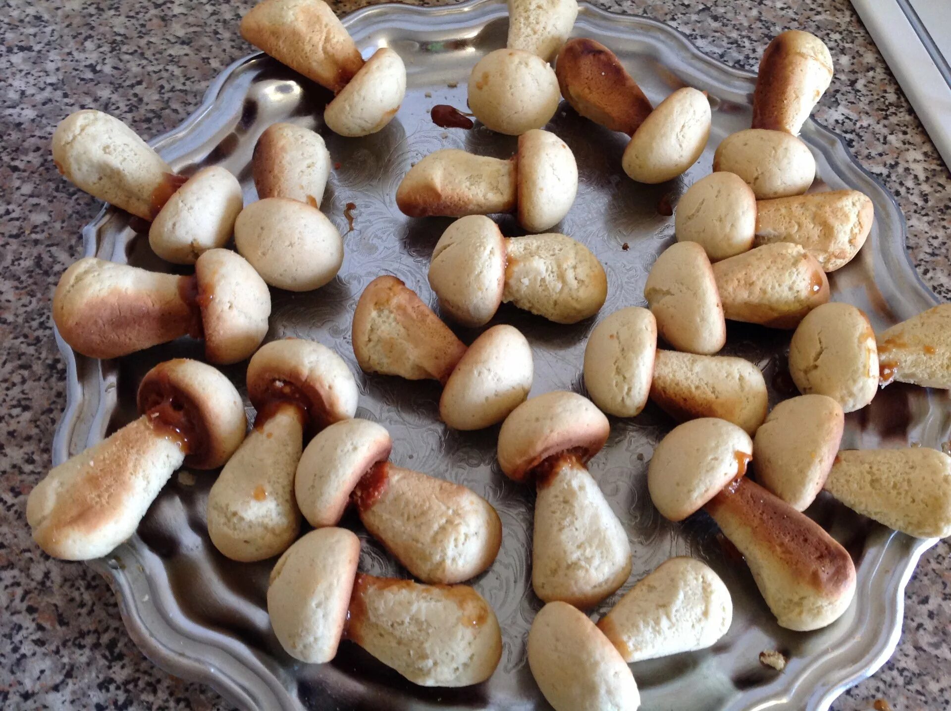 грибочки в форме. печенье грибочки ссср. грибочки печенье. орешки грибочки ссср. грибочки в формочке на газу.