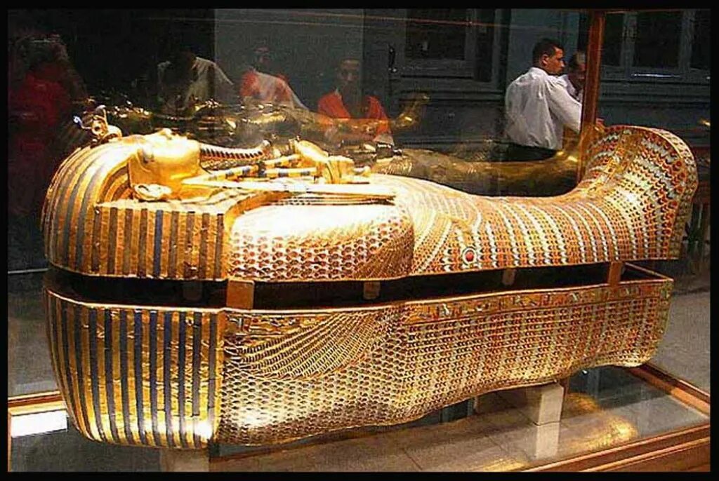 В каком музее лежит. Сокровища Тутанхамона музей Каирский музей. Саркофаг Тутанхамона. Древний Египет саркофаг Тутанхамона. Гробница Тутанхамона в Египте.
