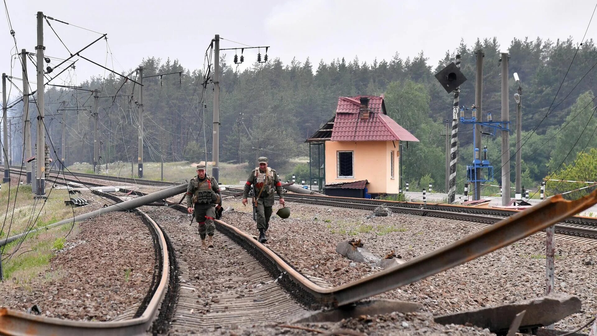 Разбитая железная дорога. Железные дороги. Украинская железная дорога. Ксеньевская размыло ж.д.пути июнь 2022.