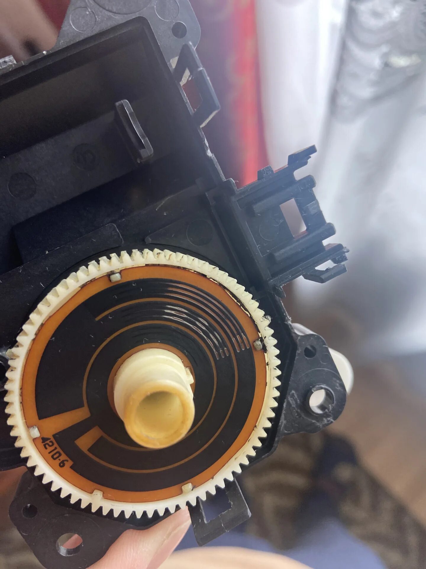 Электродвигатель заслонки оттаивателя тигуан. Сервопривод легаси б12. Замена сервопривода. Замена сервопривода. Моторчик рециркуляции воздуха лачетти.