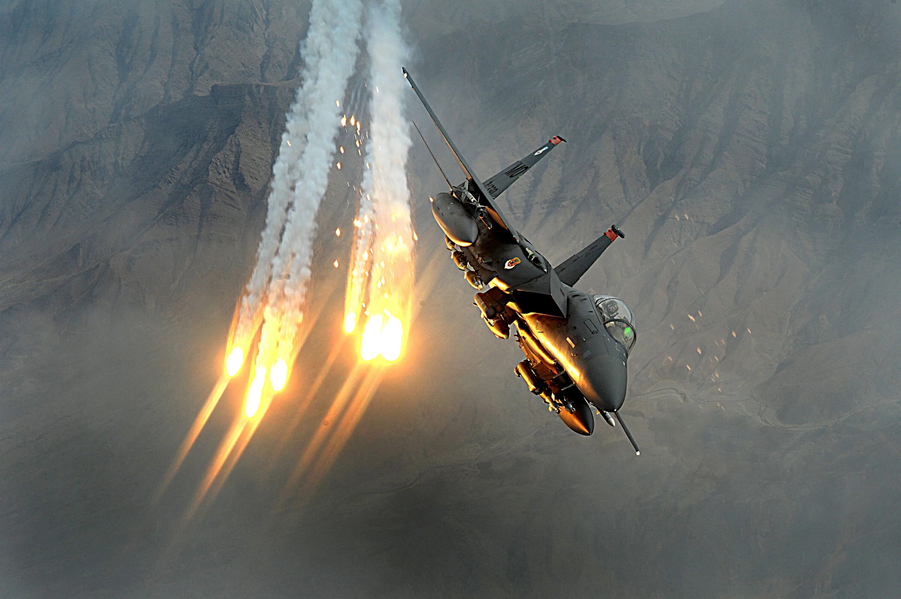 MCDONNELL Douglas f-15e Strike Eagle. F 15 Eagle ракеты. MCDONNELL Douglas f-15 Eagle Flares. F-16 С ракетами.