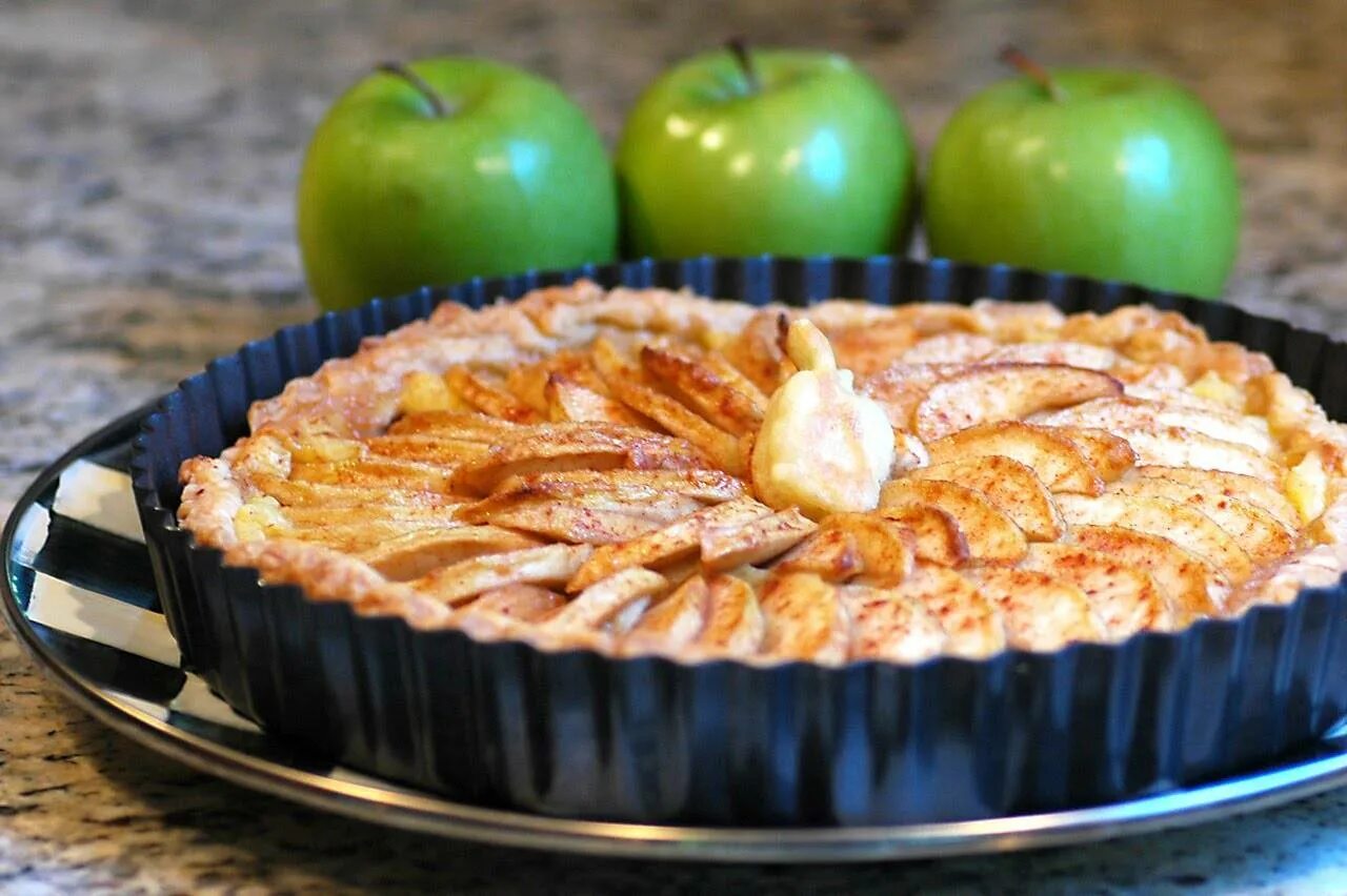 Вкусный яблоками в духовке. Яблочный пирог. Шарлотка с яблоками. Французский яблочный пирог. Французская яблочная шарлотка.