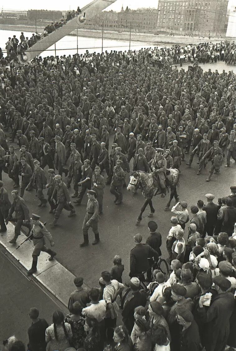 1944 г состоялся парад побежденных. Парад пленных немцев в москве 1944. 17 июля 1944 парад военнопленных в москве. шествие немецких военнопленных в москве 1944. пленные немцы в москве 1944.