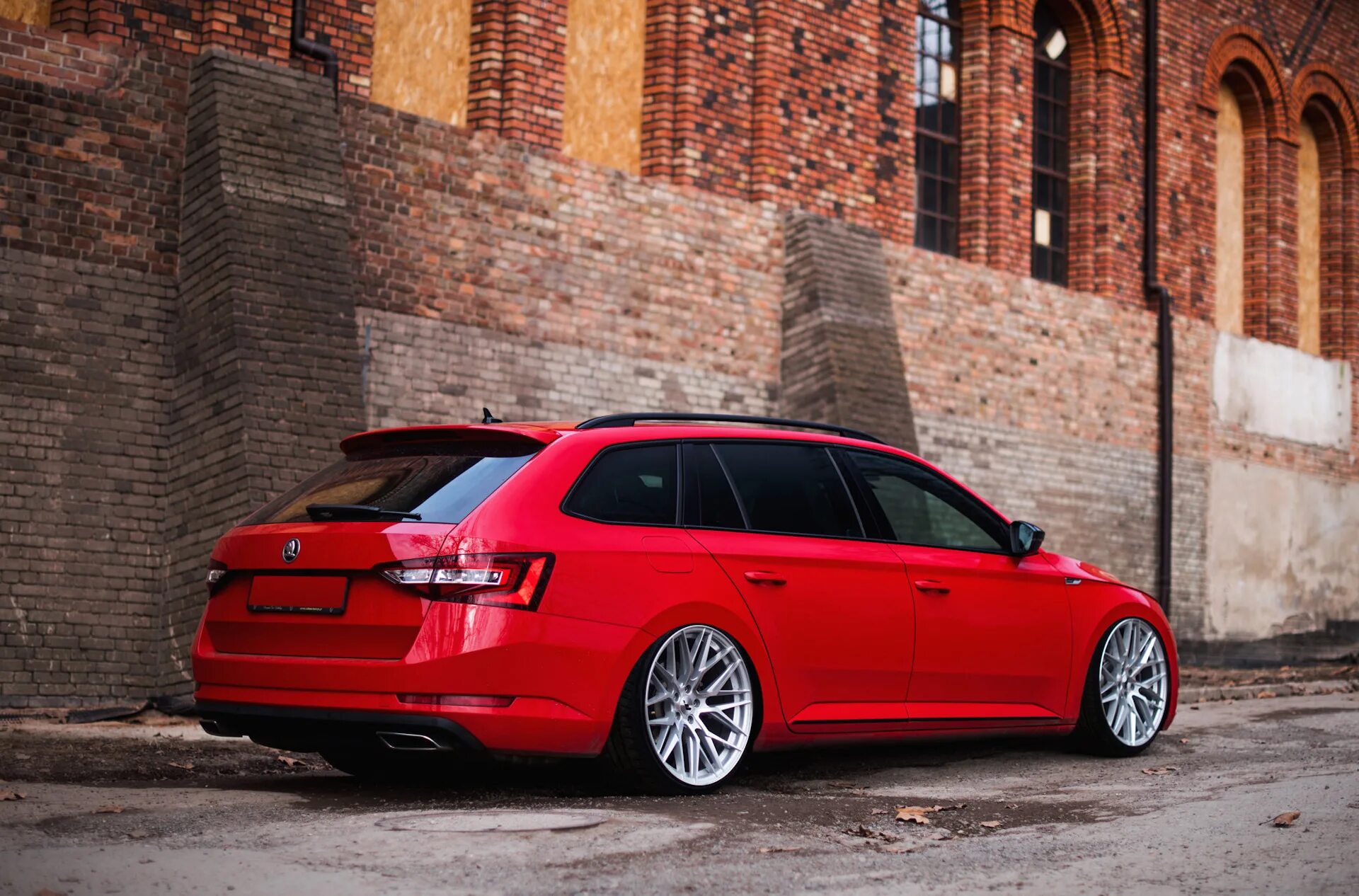 Тюнинг skoda. Skoda Superb стенс. Skoda Superb stance. Skoda Superb Combi Tuning. Skoda Octavia универсал стенс.