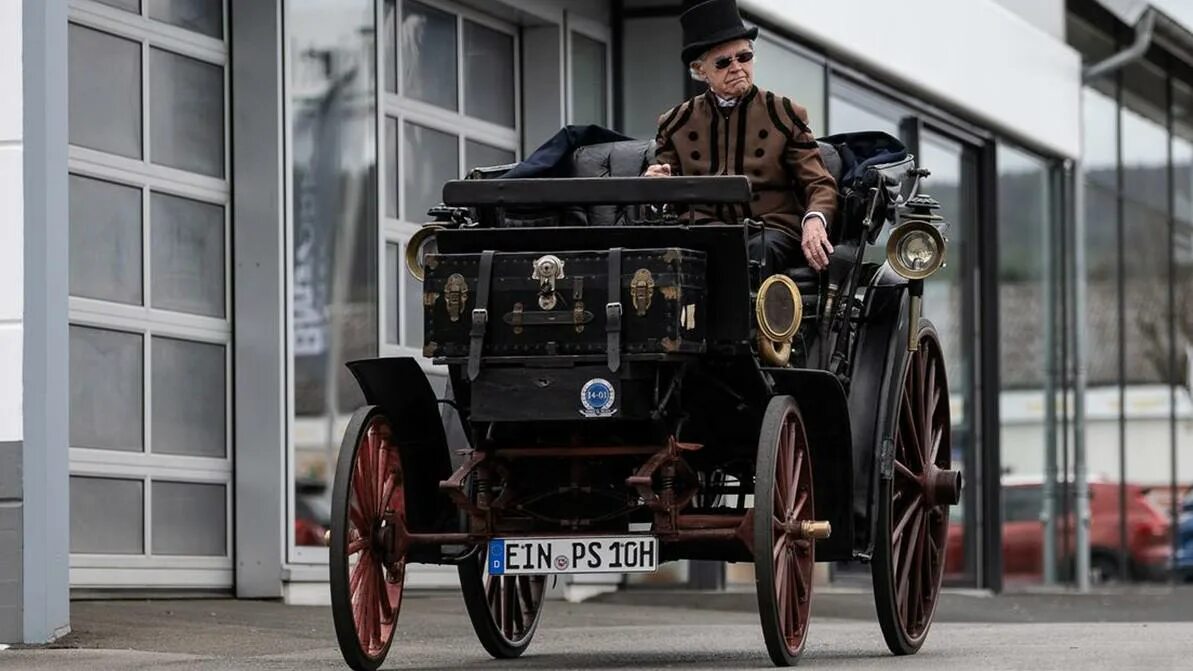 Самая старая машина. Bugatti type 13 brescia. Панар-левассор 1910-1914 runabout,. Самый старый автомобиль в мире. Древняя машина.