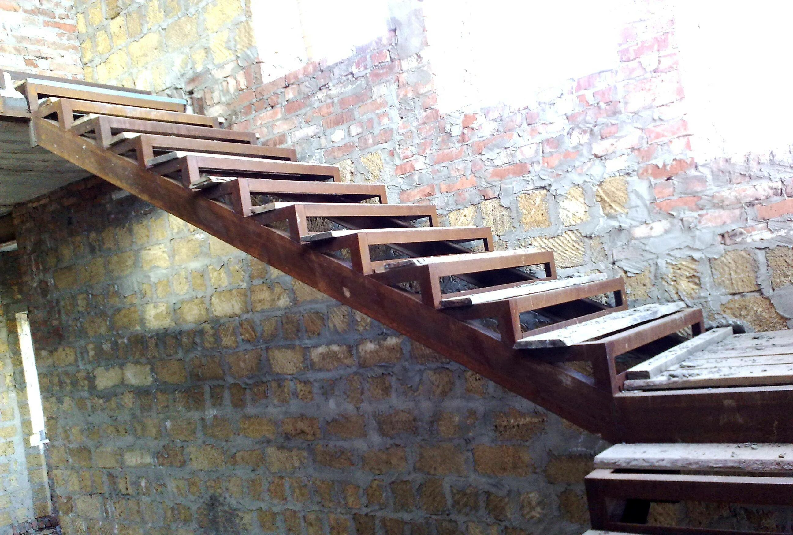 Лестница 2 косоура металл. Косоуры и лестничные марши. Лестница по метал. Косоурам. Косоур из швеллера для лестницы.
