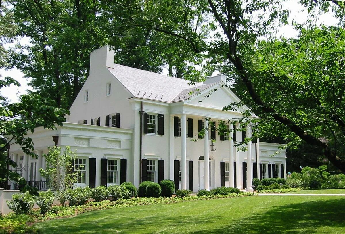 Белый дом архитектор. Дом в колониальном стиле США белый. Дом с белыми колоннами. Дом с колоннами в колониальном стиле. Американские дома с колоннами.